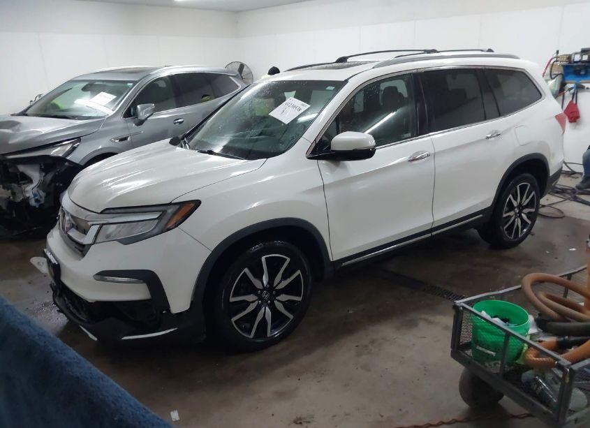 Photo 2 of 2019 Honda Pilot TOURING (VIN 5FNYF6H60KB002347)
