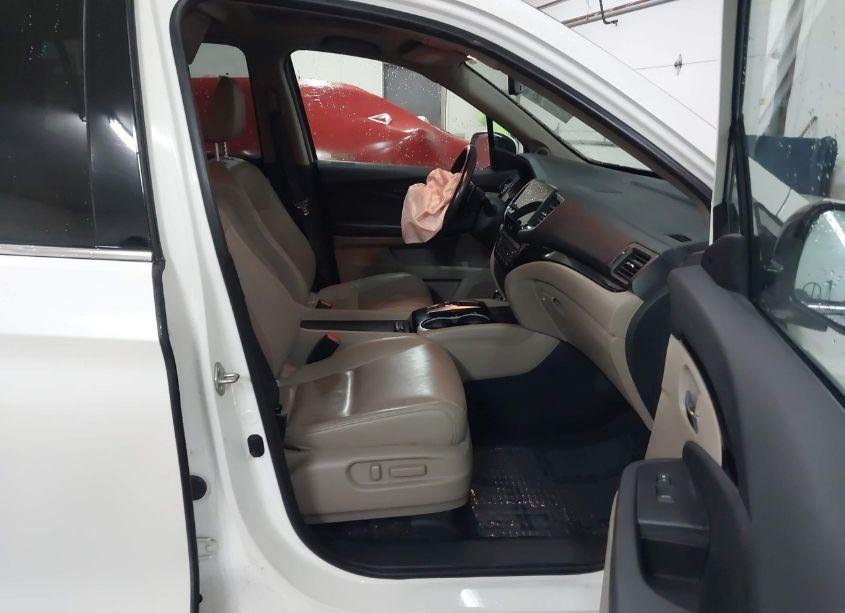 Photo 5 of 2019 Honda Pilot TOURING (VIN 5FNYF6H60KB002347)