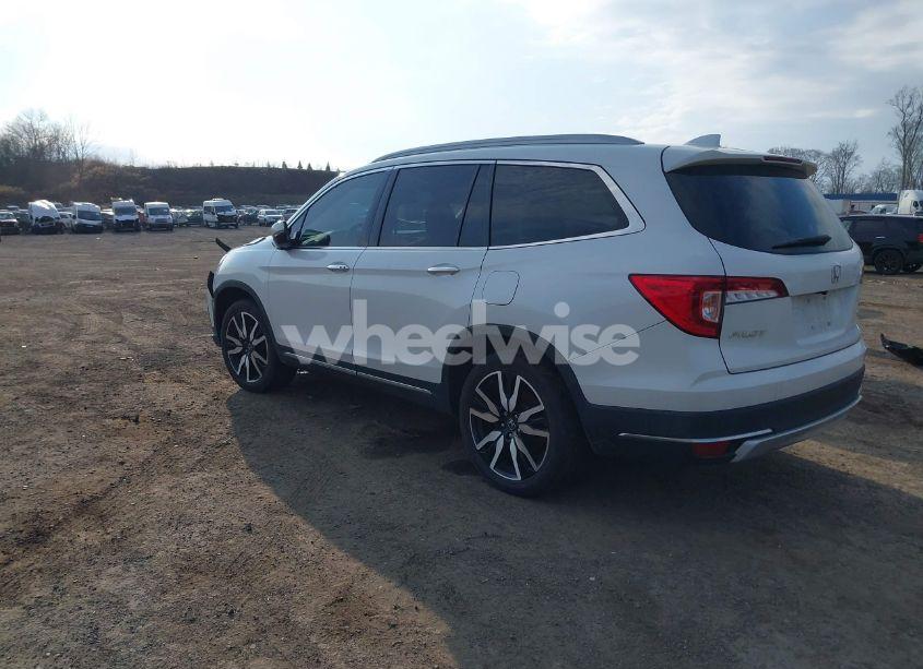 Photo 3 of 2021 Honda Pilot AWD TOURING 7 PASSENGER (VIN 5FNYF6H60MB037909)
