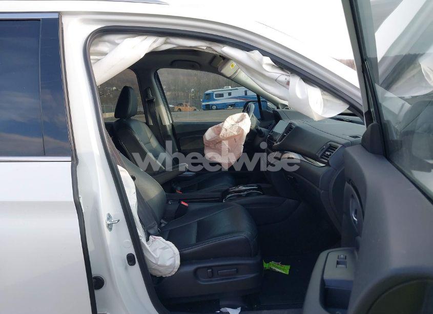 Photo 5 of 2021 Honda Pilot AWD TOURING 7 PASSENGER (VIN 5FNYF6H60MB037909)