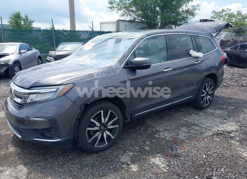 Photo 2 of 2019 Honda Pilot TOURING (VIN 5FNYF6H61KB067739)