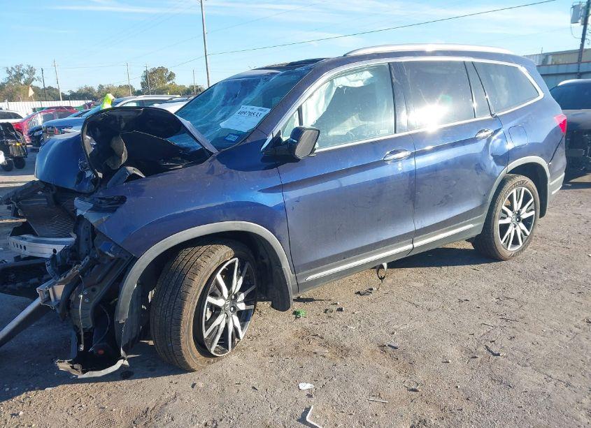 Photo 2 of 2019 Honda Pilot TOURING (VIN 5FNYF6H62KB030375)