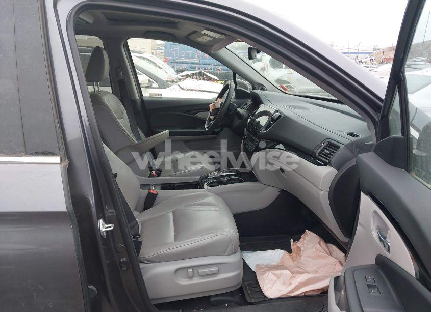 Photo 5 of 2021 Honda Pilot AWD TOURING 7 PASSENGER (VIN 5FNYF6H62MB034039)