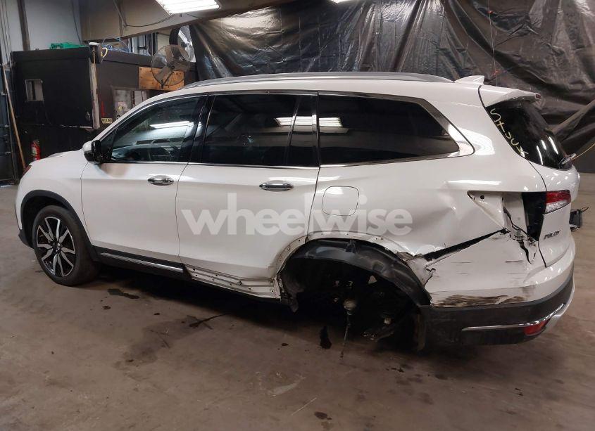 Photo 3 of 2021 Honda Pilot AWD TOURING 7 PASSENGER (VIN 5FNYF6H64MB040747)