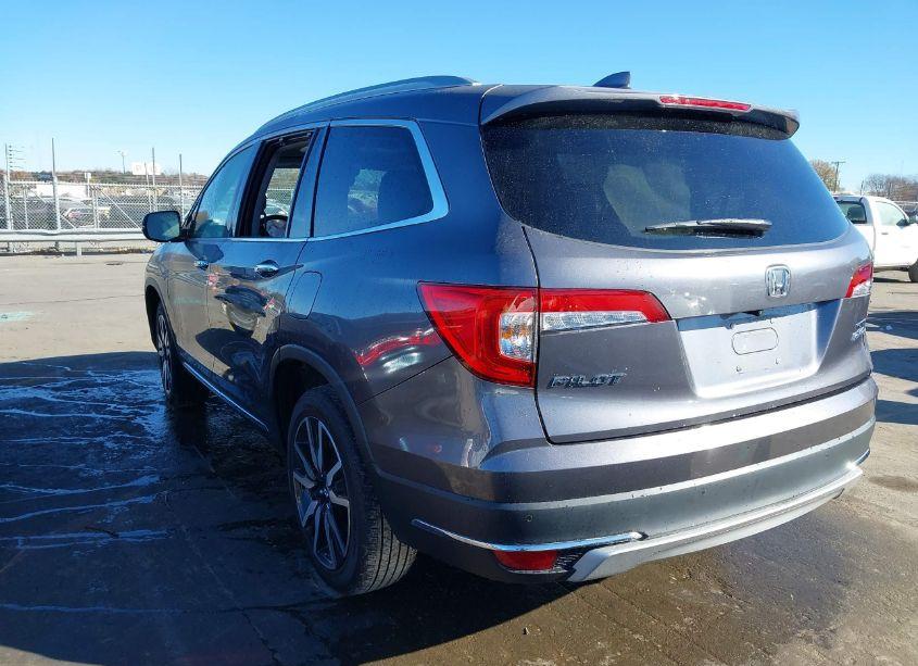 Photo 3 of 2021 Honda Pilot AWD TOURING 7 PASSENGER (VIN 5FNYF6H65MB075541)