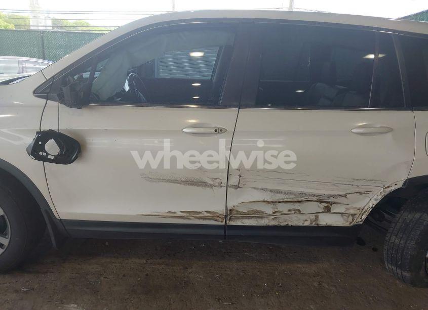 Photo 6 of 2016 Honda Pilot EX-L (VIN 5FNYF6H68GB047639)