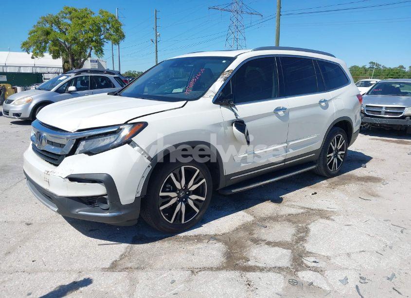 Photo 2 of 2019 Honda Pilot TOURING (VIN 5FNYF6H69KB067178)