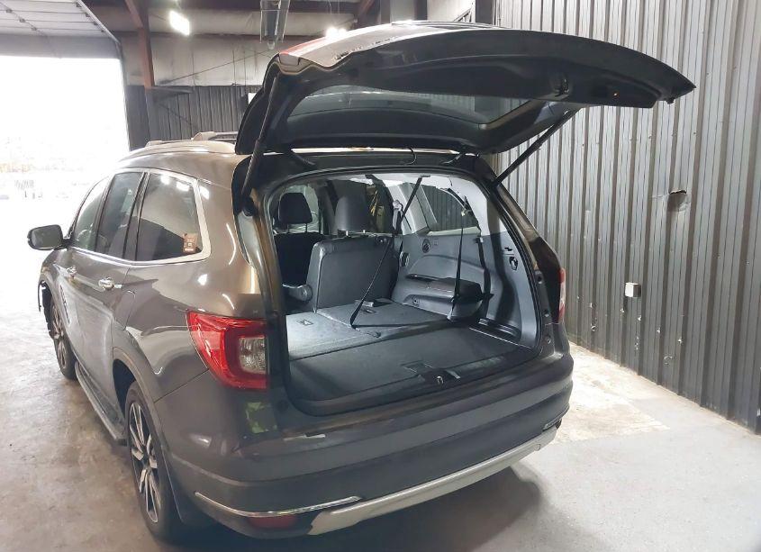 Photo 3 of 2019 Honda Pilot TOURING (VIN 5FNYF6H6XKB011380)