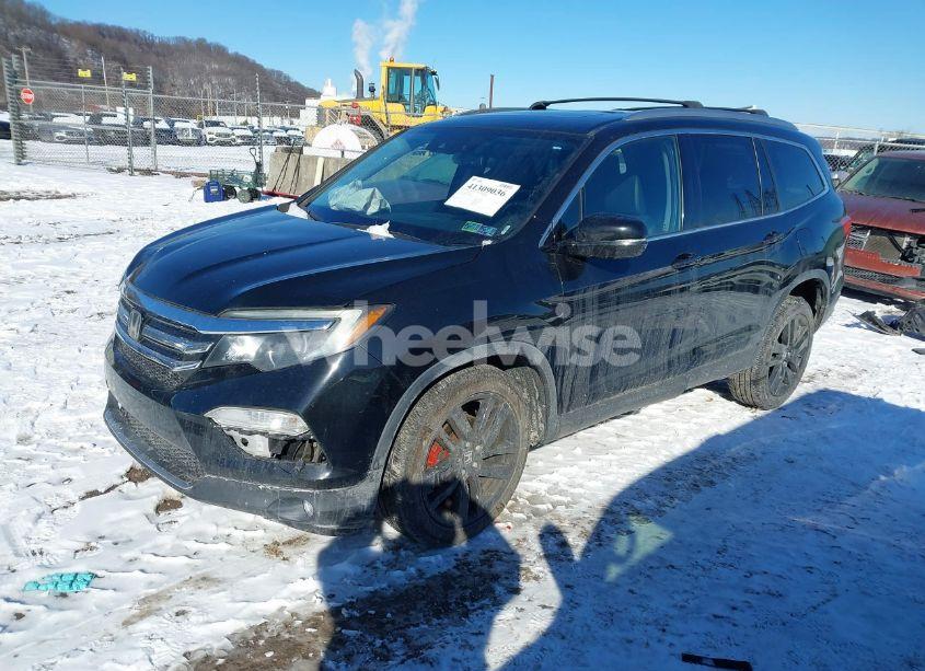 Photo 2 of 2016 Honda Pilot (VIN 5FNYF6H90GB018789)