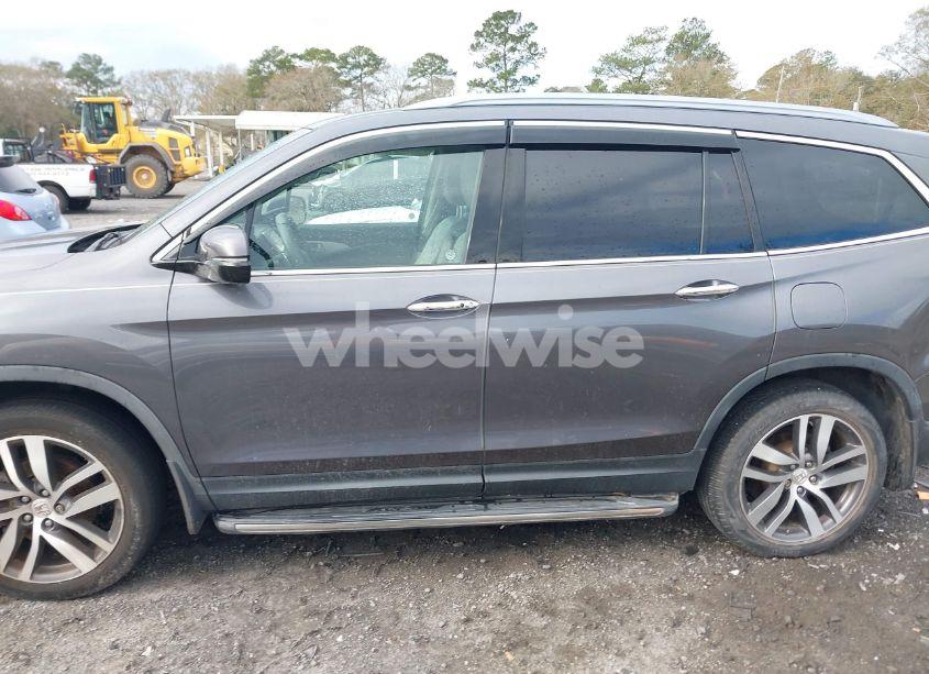 Photo 14 of 2017 Honda Pilot TOURING (VIN 5FNYF6H90HB100202)