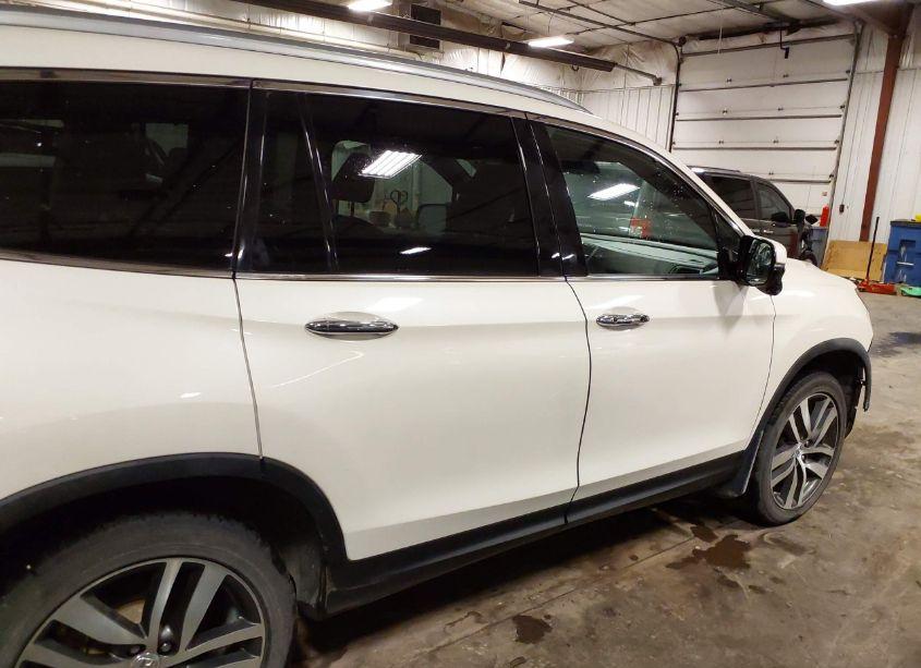 Photo 14 of 2018 Honda Pilot TOURING (VIN 5FNYF6H90JB011509)