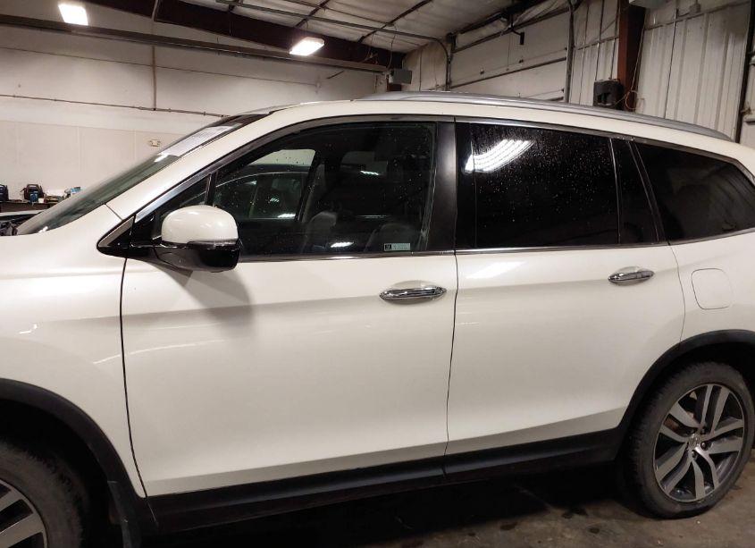 Photo 15 of 2018 Honda Pilot TOURING (VIN 5FNYF6H90JB011509)