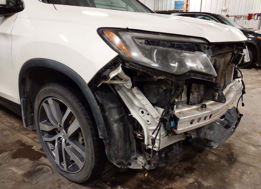 Photo 18 of 2018 Honda Pilot TOURING (VIN 5FNYF6H90JB011509)