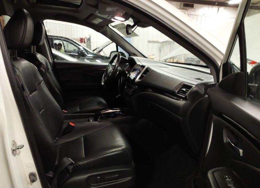 Photo 5 of 2018 Honda Pilot TOURING (VIN 5FNYF6H90JB011509)