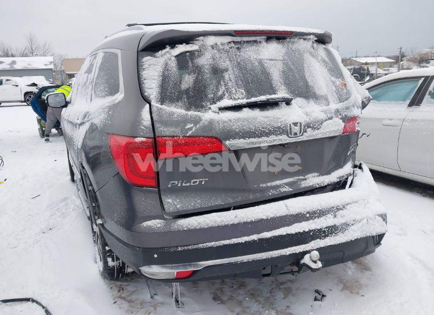 Photo 3 of 2018 Honda Pilot TOURING (VIN 5FNYF6H92JB034550)