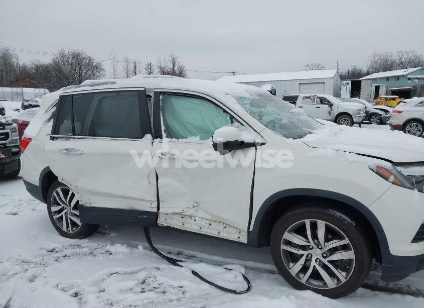 Photo 6 of 2018 Honda Pilot TOURING (VIN 5FNYF6H92JB053566)