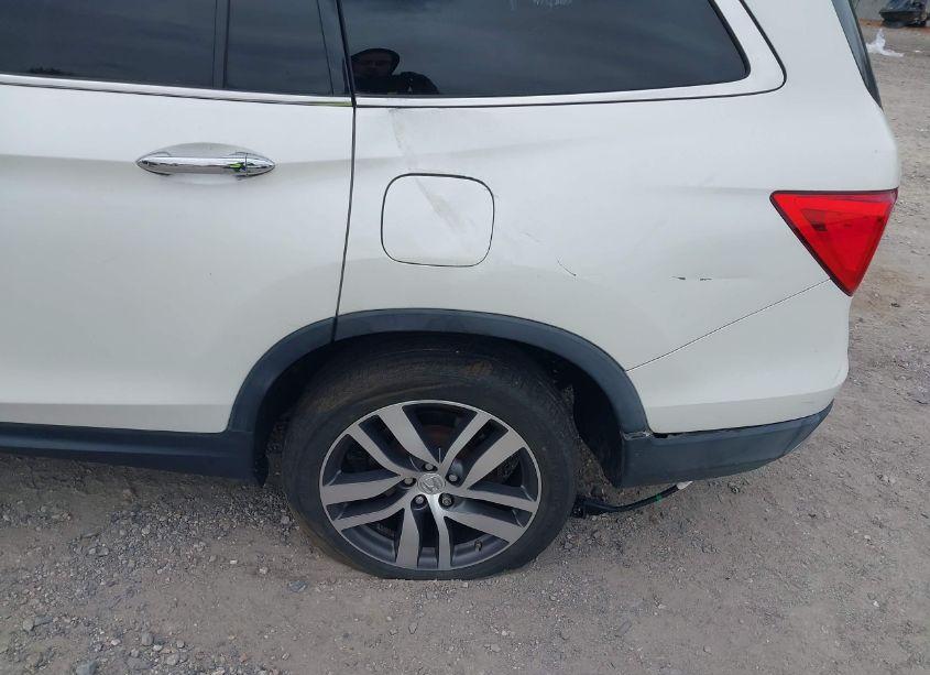Photo 6 of 2017 Honda Pilot TOURING (VIN 5FNYF6H94HB022281)