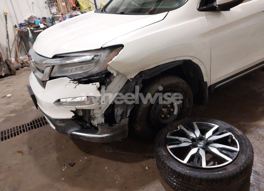 Photo 6 of 2019 Honda Pilot TOURING (VIN 5FNYF6H94KB052453)