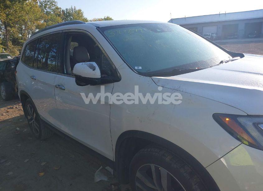 Photo 6 of 2017 Honda Pilot TOURING (VIN 5FNYF6H95HB029322)