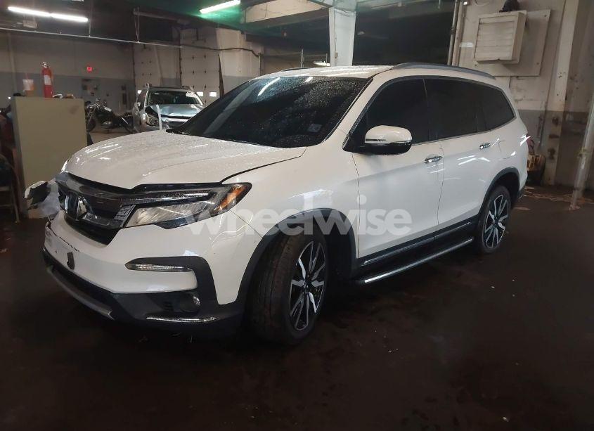 Photo 2 of 2019 Honda Pilot TOURING (VIN 5FNYF6H95KB030896)