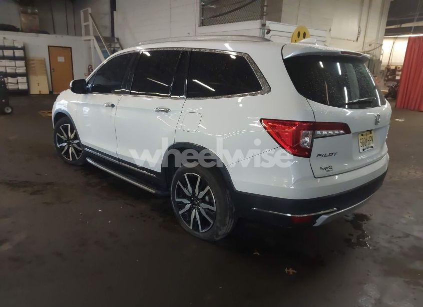 Photo 3 of 2019 Honda Pilot TOURING (VIN 5FNYF6H95KB030896)