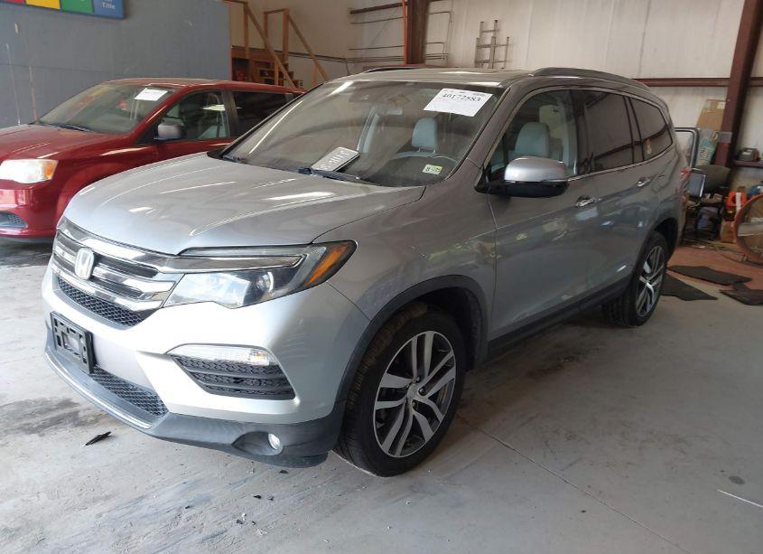 Photo 2 of 2018 Honda Pilot TOURING (VIN 5FNYF6H96JB045986)