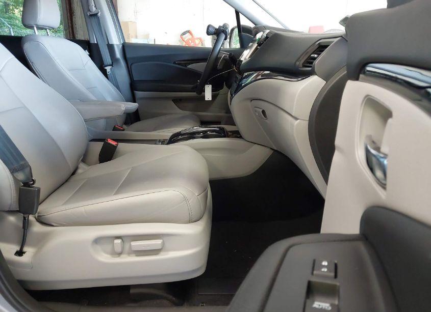 Photo 5 of 2018 Honda Pilot TOURING (VIN 5FNYF6H96JB045986)