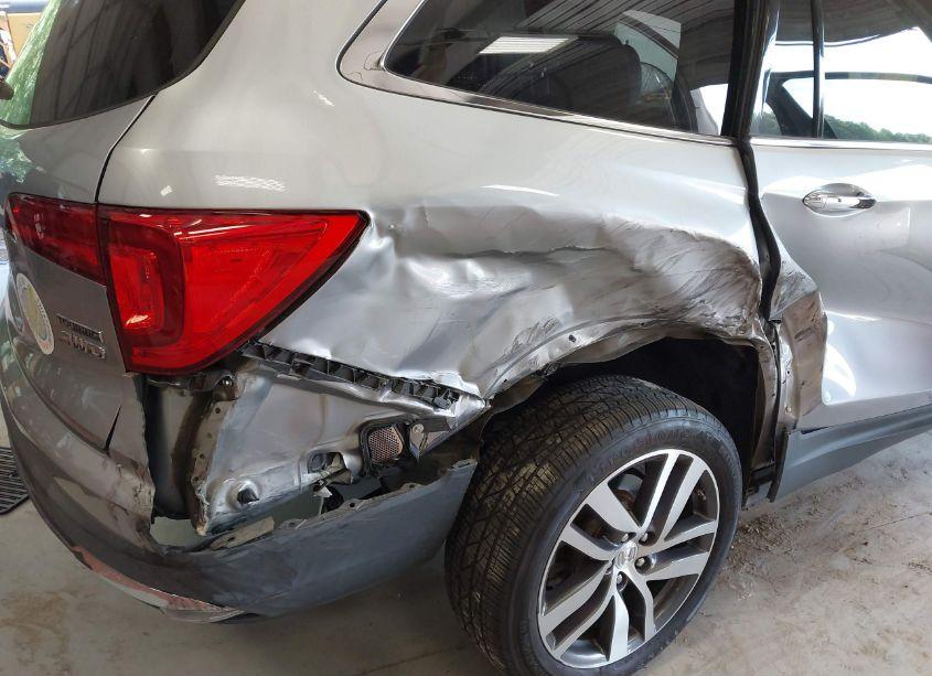 Photo 6 of 2018 Honda Pilot TOURING (VIN 5FNYF6H96JB045986)