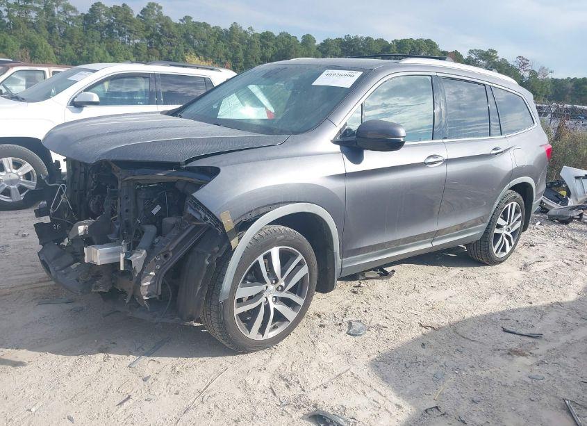 Photo 2 of 2017 Honda Pilot TOURING (VIN 5FNYF6H97HB040581)