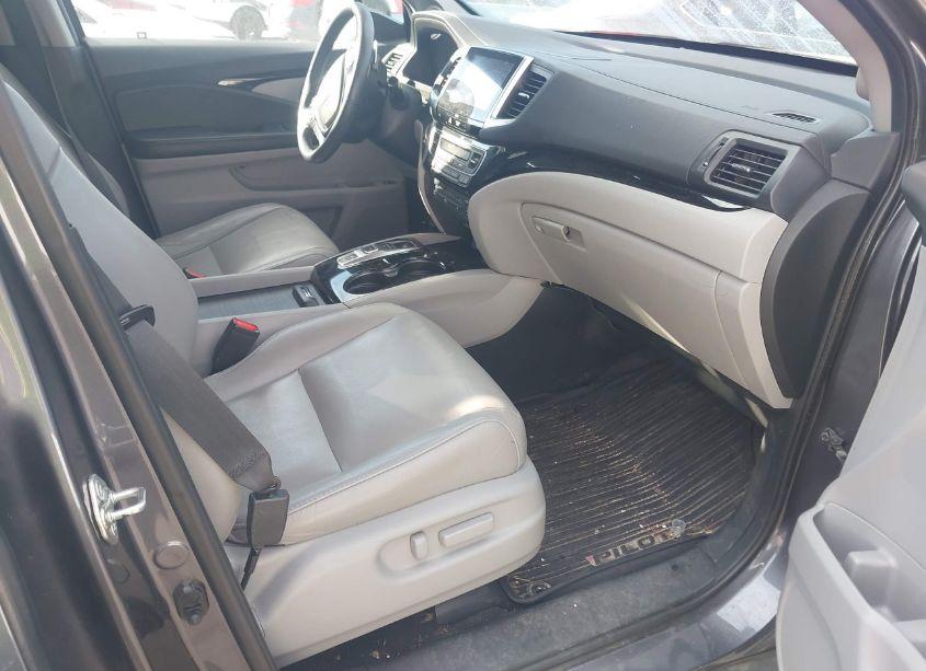 Photo 5 of 2017 Honda Pilot TOURING (VIN 5FNYF6H97HB040581)