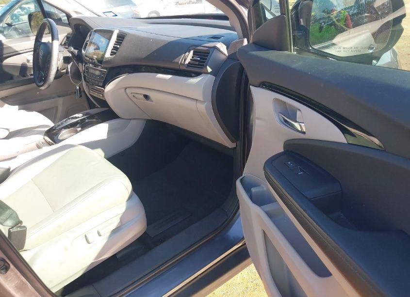 Photo 5 of 2018 Honda Pilot TOURING (VIN 5FNYF6H97JB039808)