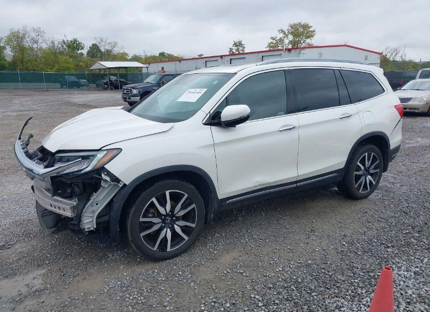 Photo 2 of 2019 Honda Pilot TOURING (VIN 5FNYF6H97KB004915)