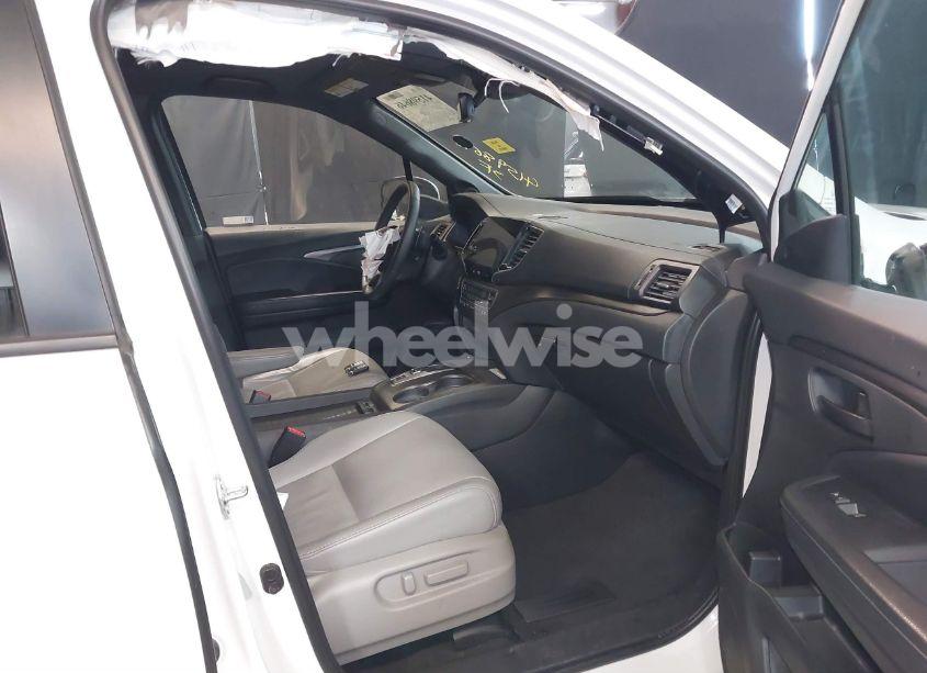 Photo 5 of 2022 Honda Passport AWD EX-L (VIN 5FNYF8H52NB001840)