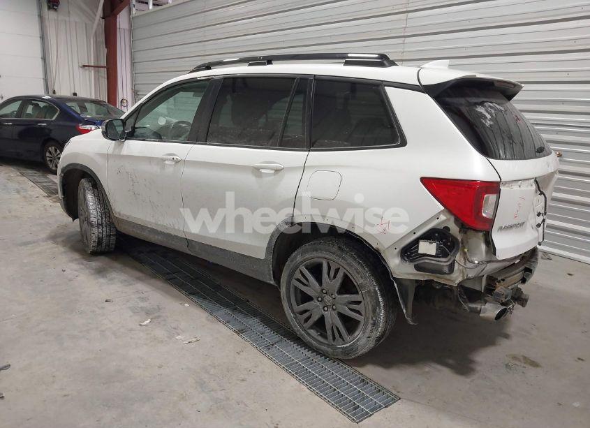 Photo 3 of 2021 Honda Passport N/A (VIN 5FNYF8H57MB003923)