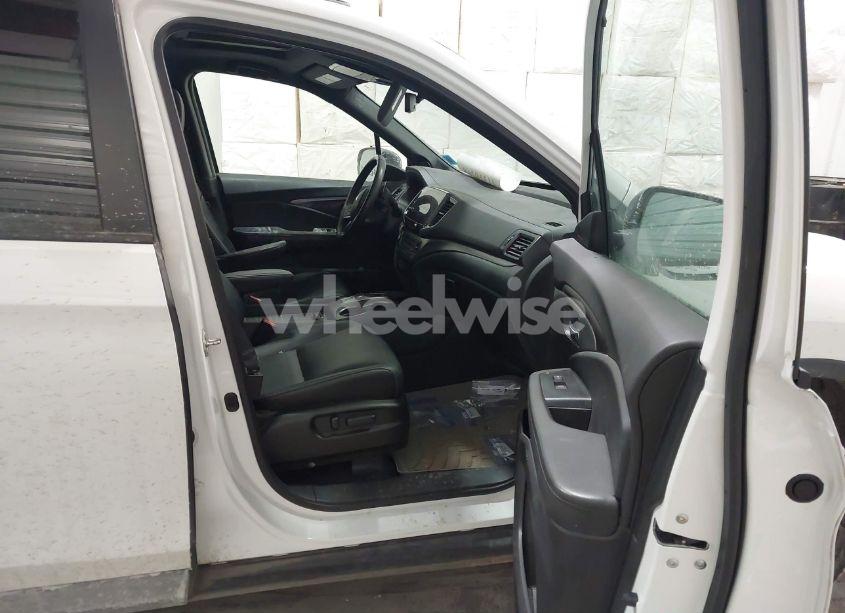 Photo 5 of 2021 Honda Passport N/A (VIN 5FNYF8H57MB003923)