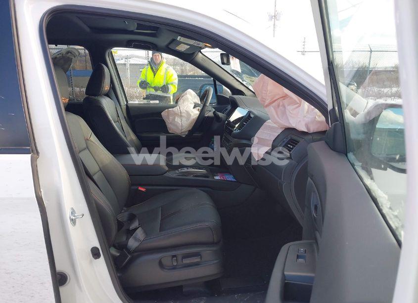 Photo 5 of 2024 Honda Passport TRAILSPORT (VIN 5FNYF8H67RB002884)