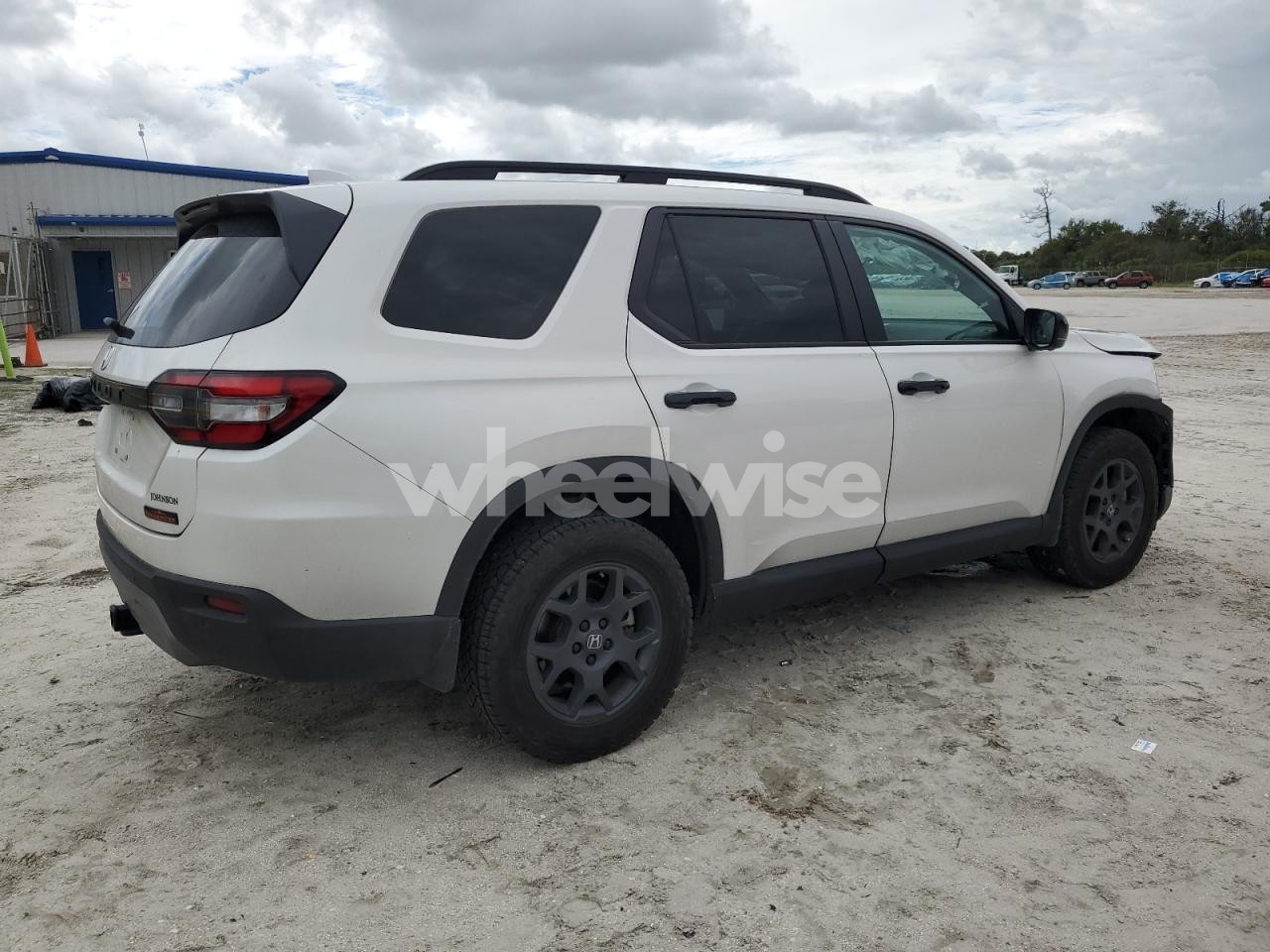 Photo 3 of 2024 HONDA PILOT TRAILSPORT (VIN 5FNYG1H69RB028729)