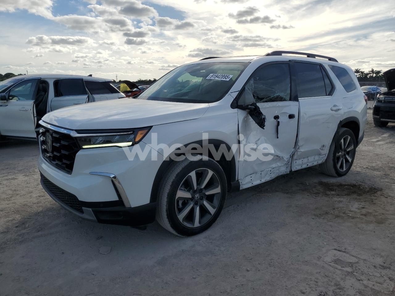 2024 HONDA PILOT TOURING (VIN 5FNYG1H74RB031305) main photo