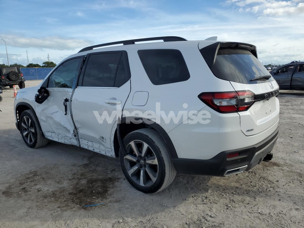 Photo 2 of 2024 HONDA PILOT TOURING (VIN 5FNYG1H74RB031305)