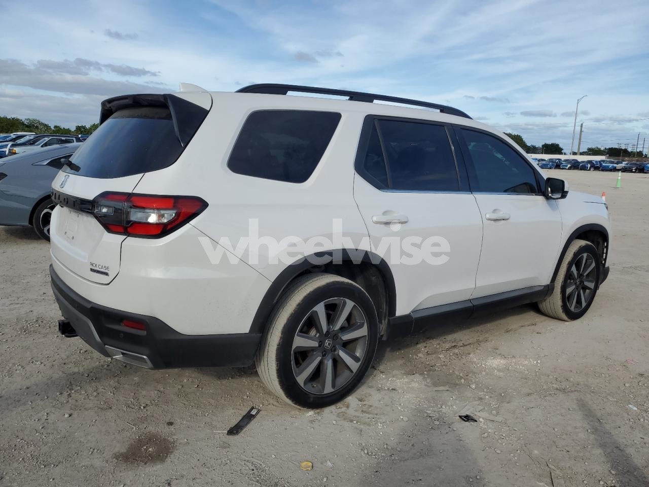 Photo 3 of 2024 HONDA PILOT TOURING (VIN 5FNYG1H74RB031305)