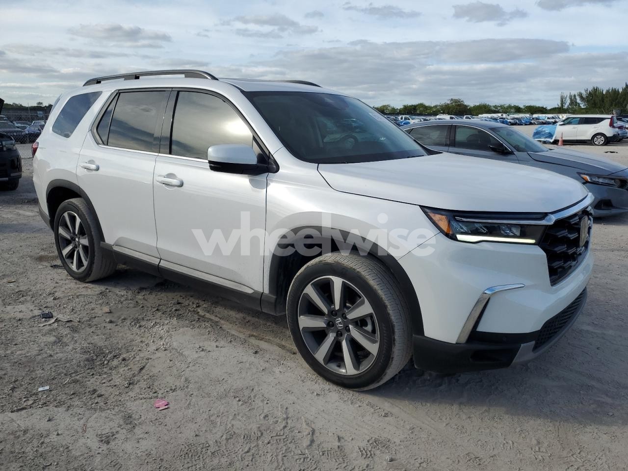 Photo 4 of 2024 HONDA PILOT TOURING (VIN 5FNYG1H74RB031305)