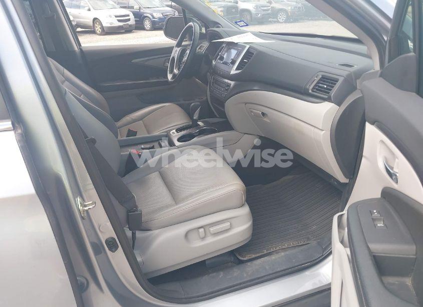 Photo 5 of 2017 Honda Ridgeline RTL (VIN 5FPYK2F51HB001500)