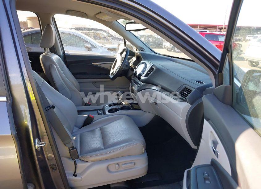 Photo 5 of 2017 Honda Ridgeline RTL-T (VIN 5FPYK2F64HB001113)