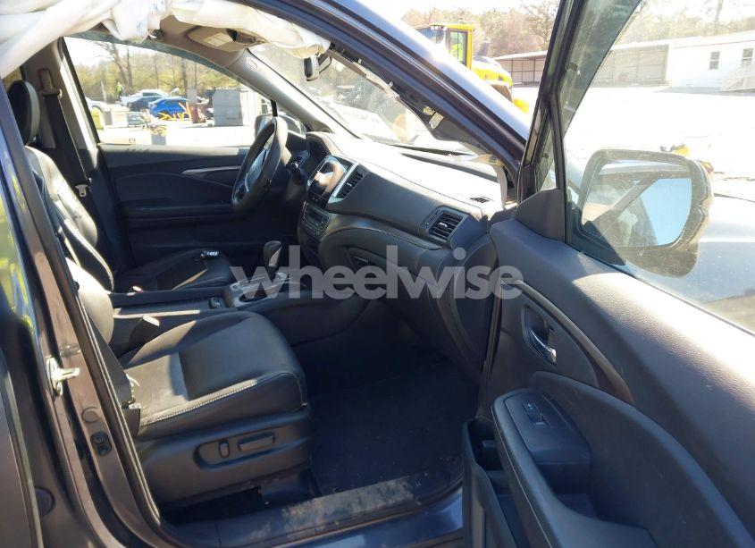 Photo 5 of 2018 Honda Ridgeline RTL-T (VIN 5FPYK2F65JB001451)