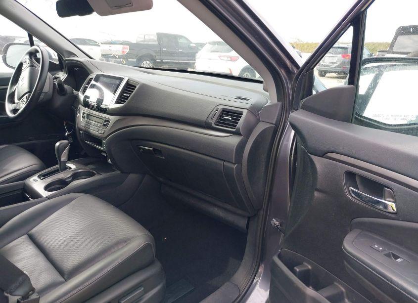 Photo 5 of 2018 Honda Ridgeline RTL-T (VIN 5FPYK2F68JB001444)