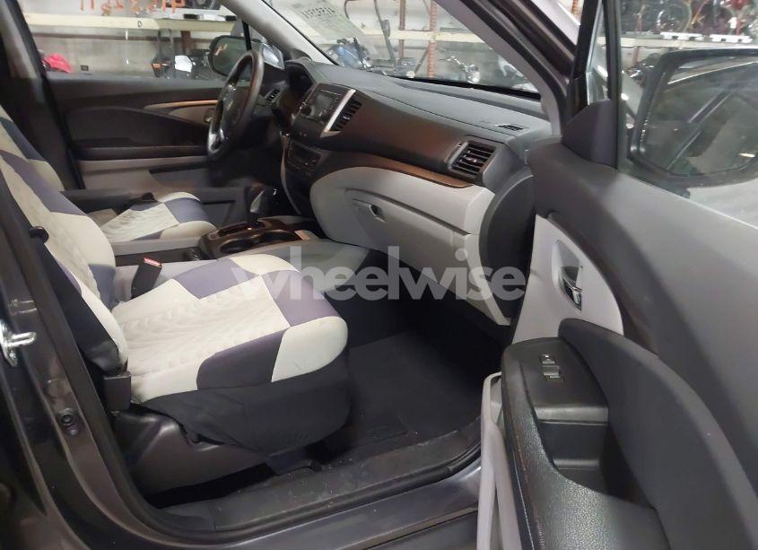 Photo 5 of 2017 Honda Ridgeline RTS (VIN 5FPYK3F46HB031010)