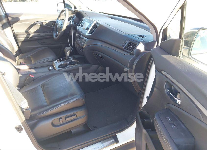 Photo 5 of 2017 Honda Ridgeline RTL (VIN 5FPYK3F5XHB016664)