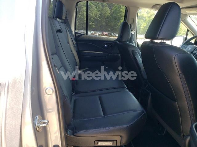 Photo 2 of 2019 HONDA RIDGELINE RTL (VIN 5FPYK3F69KB028918)