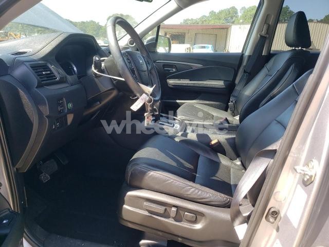 Photo 4 of 2019 HONDA RIDGELINE RTL (VIN 5FPYK3F69KB028918)