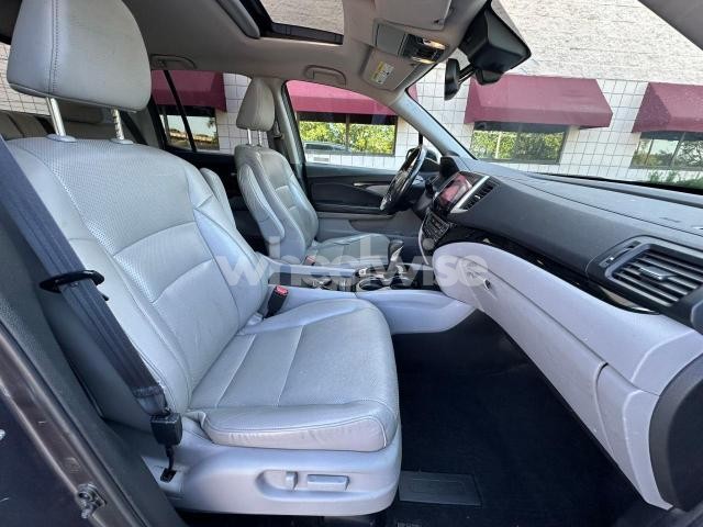 Photo 14 of 2019 HONDA RIDGELINE RTL (VIN 5FPYK3F71KB009532)